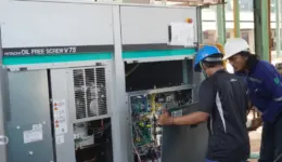 Teknisi Gapacitramandiri dalam Aksi Memeriksa Kompresor Hitachi Pelanggan